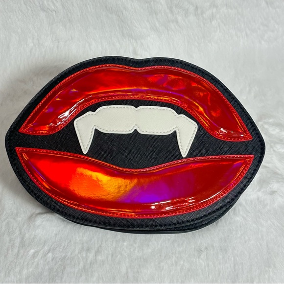 Mad Engine Red Lip Crossbody Bag Halloween Theme Vampire Fang - Picture 2 of 10